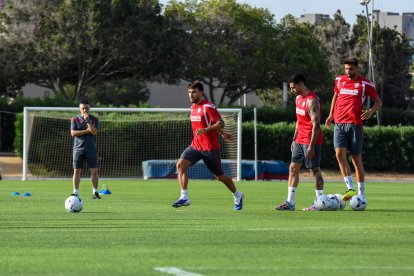 Día I del Almería de Pimienta con 30 futbolistas en el campo Anexo.