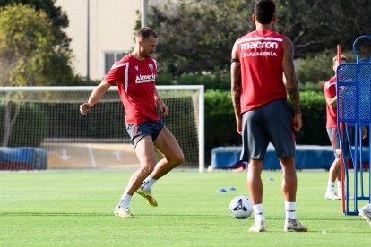 Día I del Almería de Pimienta con 30 futbolistas en el campo Anexo.