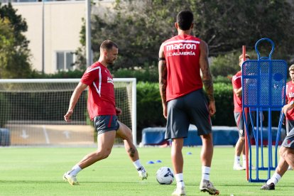 Día I del Almería de Pimienta con 30 futbolistas en el campo Anexo.