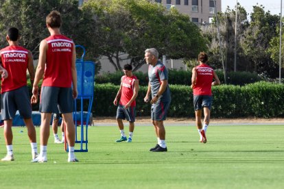 Día I del Almería de Pimienta con 30 futbolistas en el campo Anexo.