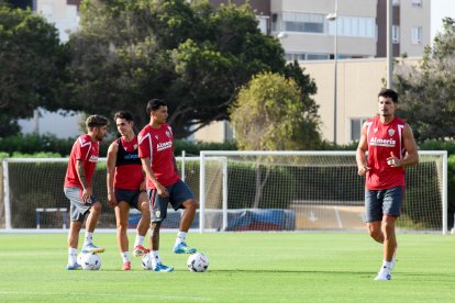 Día I del Almería de Pimienta con 30 futbolistas en el campo Anexo.