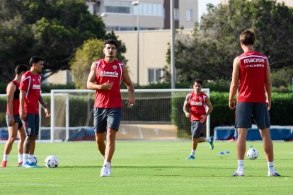 Día I del Almería de Pimienta con 30 futbolistas en el campo Anexo.