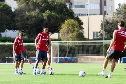 Día I del Almería de Pimienta con 30 futbolistas en el campo Anexo.