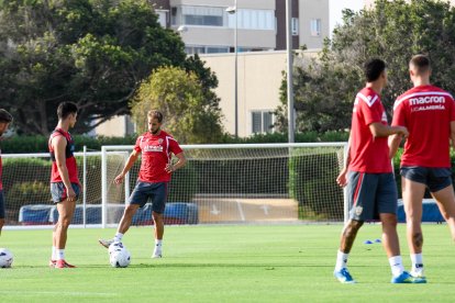 Día I del Almería de Pimienta con 30 futbolistas en el campo Anexo.