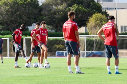 Día I del Almería de Pimienta con 30 futbolistas en el campo Anexo.