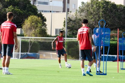 Día I del Almería de Pimienta con 30 futbolistas en el campo Anexo.