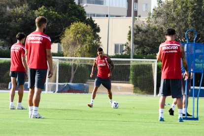 Día I del Almería de Pimienta con 30 futbolistas en el campo Anexo.