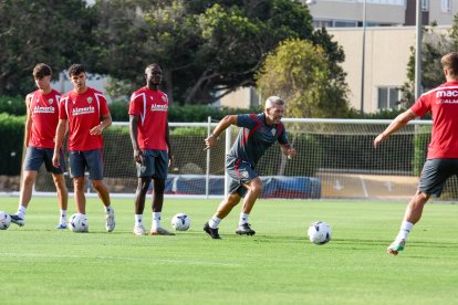Día I del Almería de Pimienta con 30 futbolistas en el campo Anexo.