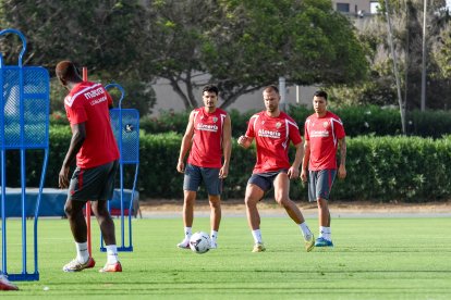 Día I del Almería de Pimienta con 30 futbolistas en el campo Anexo.