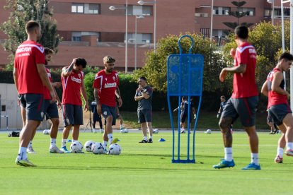 Día I del Almería de Pimienta con 30 futbolistas en el campo Anexo.