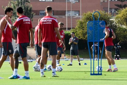 Día I del Almería de Pimienta con 30 futbolistas en el campo Anexo.