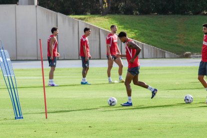 Día I del Almería de Pimienta con 30 futbolistas en el campo Anexo.
