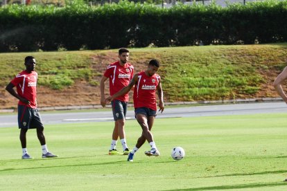 Día I del Almería de Pimienta con 30 futbolistas en el campo Anexo.