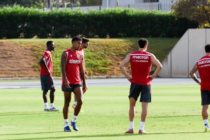 Día I del Almería de Pimienta con 30 futbolistas en el campo Anexo.