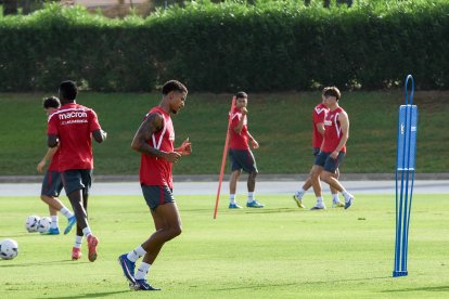 Día I del Almería de Pimienta con 30 futbolistas en el campo Anexo.