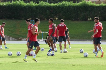 Día I del Almería de Pimienta con 30 futbolistas en el campo Anexo.