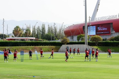 Día I del Almería de Pimienta con 30 futbolistas en el campo Anexo.