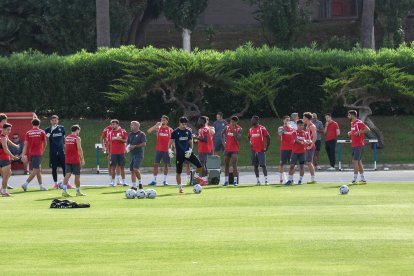 Día I del Almería de Pimienta con 30 futbolistas en el campo Anexo.