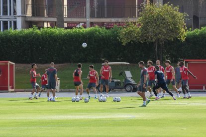 Día I del Almería de Pimienta con 30 futbolistas en el campo Anexo.