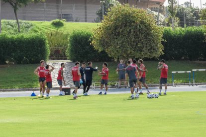 Día I del Almería de Pimienta con 30 futbolistas en el campo Anexo.