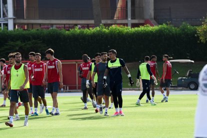 Día I del Almería de Pimienta con 30 futbolistas en el campo Anexo.