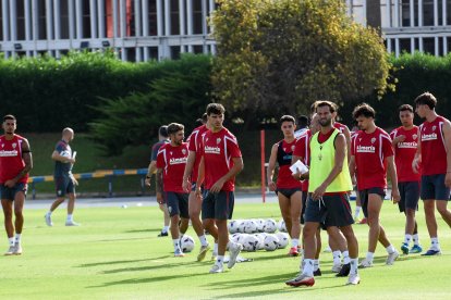 Día I del Almería de Pimienta con 30 futbolistas en el campo Anexo.