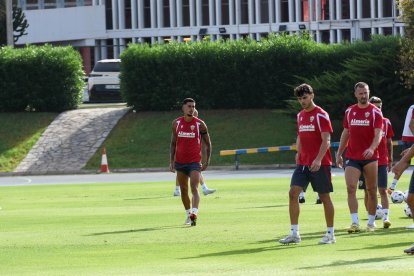 Día I del Almería de Pimienta con 30 futbolistas en el campo Anexo.