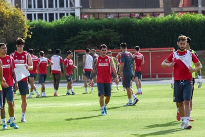 Día I del Almería de Pimienta con 30 futbolistas en el campo Anexo.