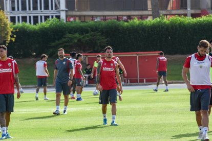 Día I del Almería de Pimienta con 30 futbolistas en el campo Anexo.