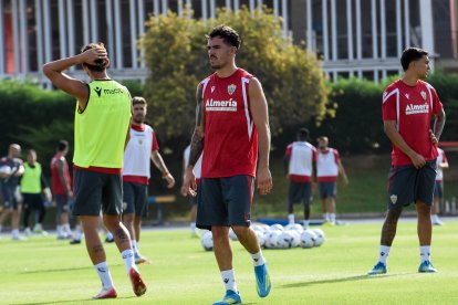 Día I del Almería de Pimienta con 30 futbolistas en el campo Anexo.