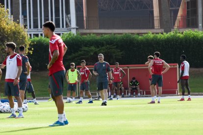 Día I del Almería de Pimienta con 30 futbolistas en el campo Anexo.