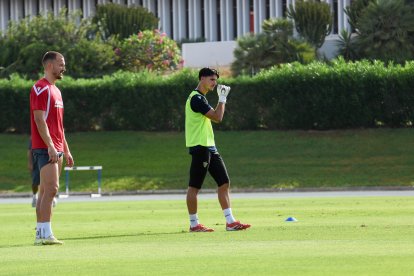 Día I del Almería de Pimienta con 30 futbolistas en el campo Anexo.