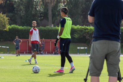 Día I del Almería de Pimienta con 30 futbolistas en el campo Anexo.