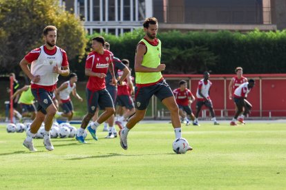 Día I del Almería de Pimienta con 30 futbolistas en el campo Anexo.