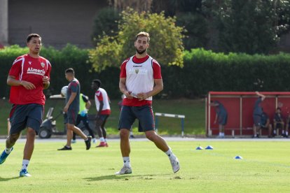 Día I del Almería de Pimienta con 30 futbolistas en el campo Anexo.