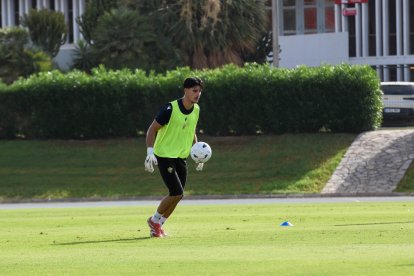 Día I del Almería de Pimienta con 30 futbolistas en el campo Anexo.