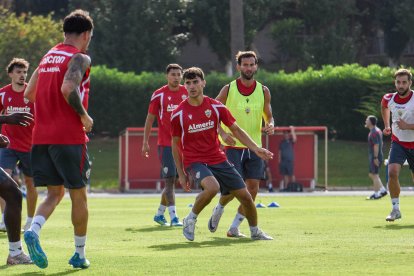Día I del Almería de Pimienta con 30 futbolistas en el campo Anexo.