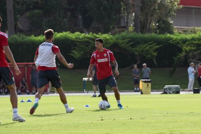 Día I del Almería de Pimienta con 30 futbolistas en el campo Anexo.