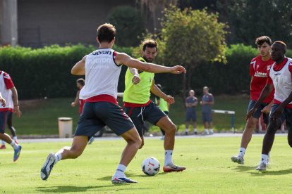 Día I del Almería de Pimienta con 30 futbolistas en el campo Anexo.