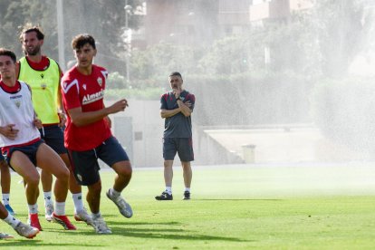 Día I del Almería de Pimienta con 30 futbolistas en el campo Anexo.