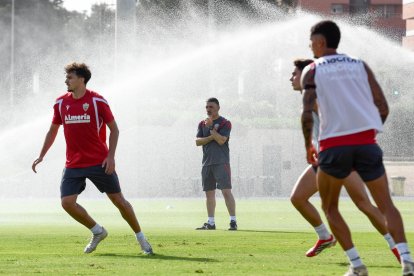 Día I del Almería de Pimienta con 30 futbolistas en el campo Anexo.
