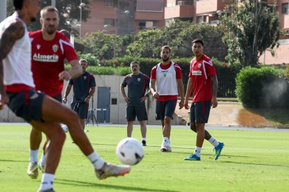 Día I del Almería de Pimienta con 30 futbolistas en el campo Anexo.