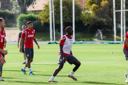 Día I del Almería de Pimienta con 30 futbolistas en el campo Anexo.