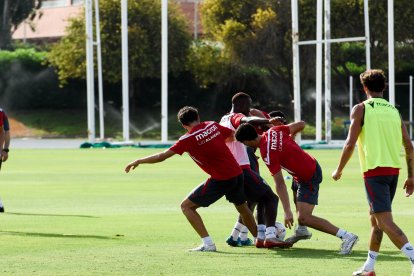 Día I del Almería de Pimienta con 30 futbolistas en el campo Anexo.