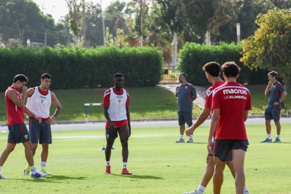 Día I del Almería de Pimienta con 30 futbolistas en el campo Anexo.