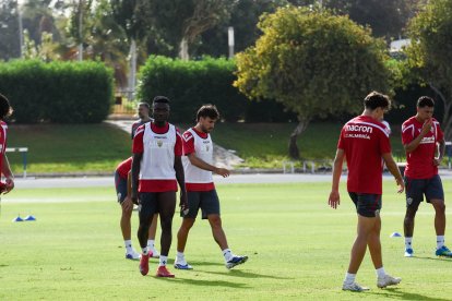 Día I del Almería de Pimienta con 30 futbolistas en el campo Anexo.