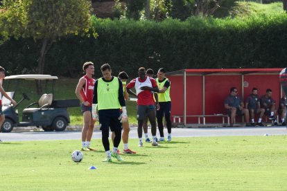 Día I del Almería de Pimienta con 30 futbolistas en el campo Anexo.