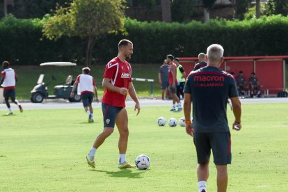 Día I del Almería de Pimienta con 30 futbolistas en el campo Anexo.