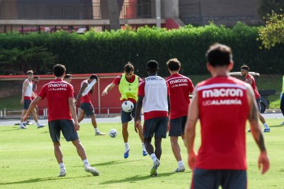 Día I del Almería de Pimienta con 30 futbolistas en el campo Anexo.