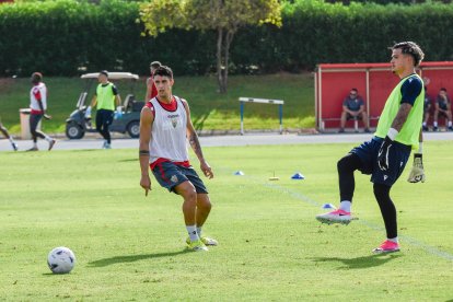 Día I del Almería de Pimienta con 30 futbolistas en el campo Anexo.